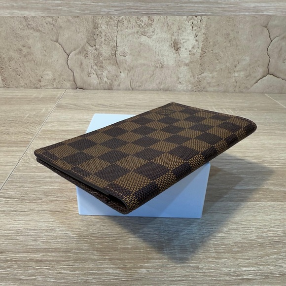 Louis Vuitton Damier Ebene
Long Credit Card Wallet #CA3079
Mint Condition - Picture 4 of 8